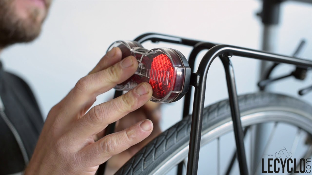 Installer un éclairage vélo à dynamo bouteille