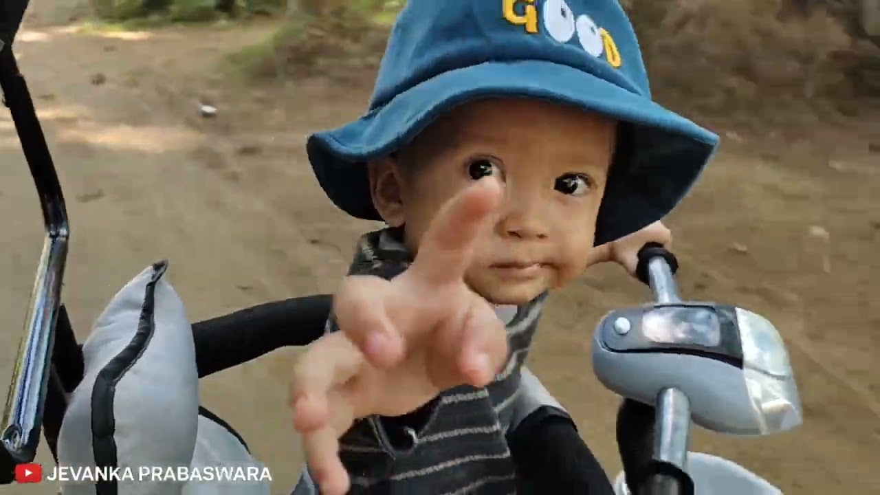 JEVANKA NAIK SEPEDA