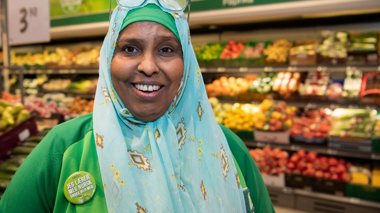Khadija (48) lærer norsk på KIWI
