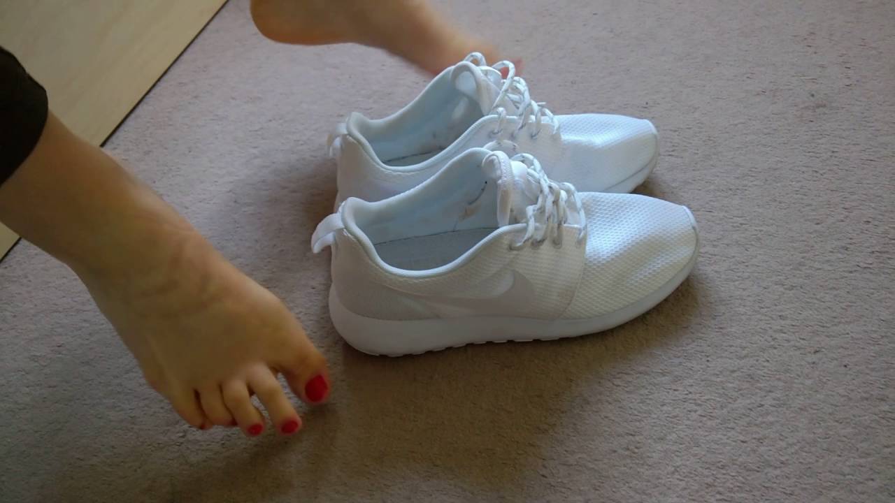 Shoeplay sockless in her new Nike Roshe