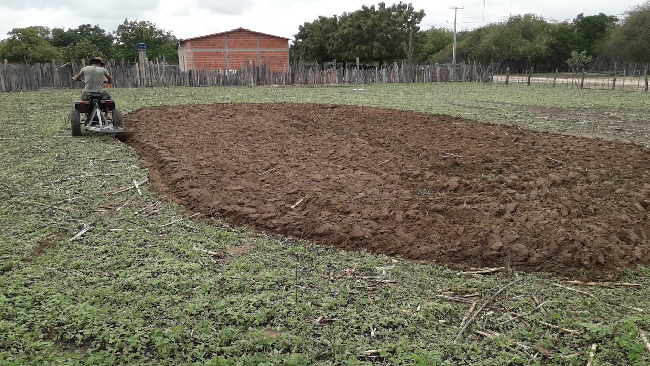 triciclo caseiro arando