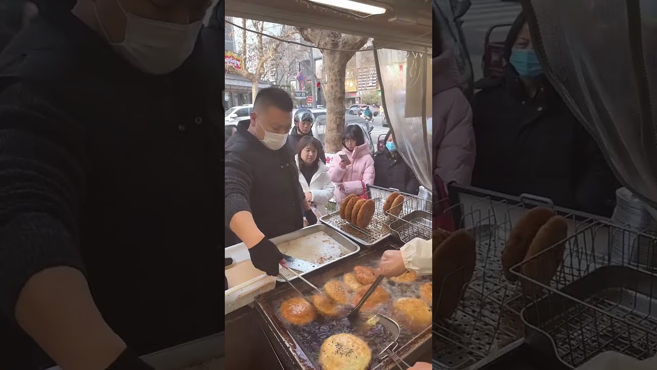 Set up a stall and sell 1,000 scallion pancakes every day!