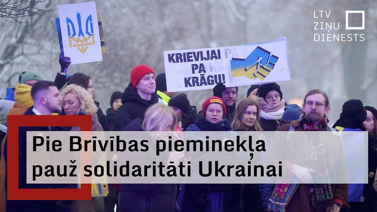 Akcijas “Kopā līdz uzvarai!” laikā pie Brīvības pieminekļa cilvēki izveido Ukrainas kontūru