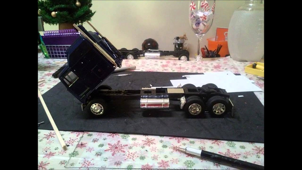 1/32 Model Truck Showroom