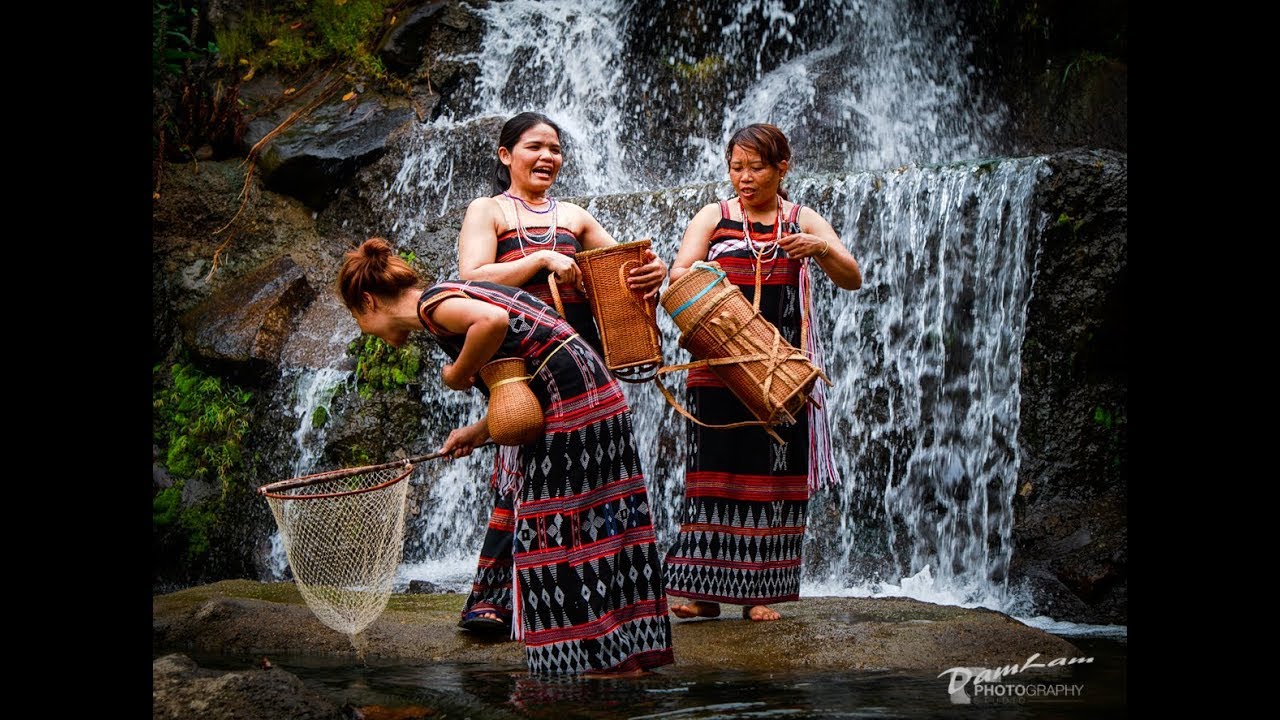 Điệu múa người dân tộc Cơ Tu , ở Đông Giang ,Hòa vang .