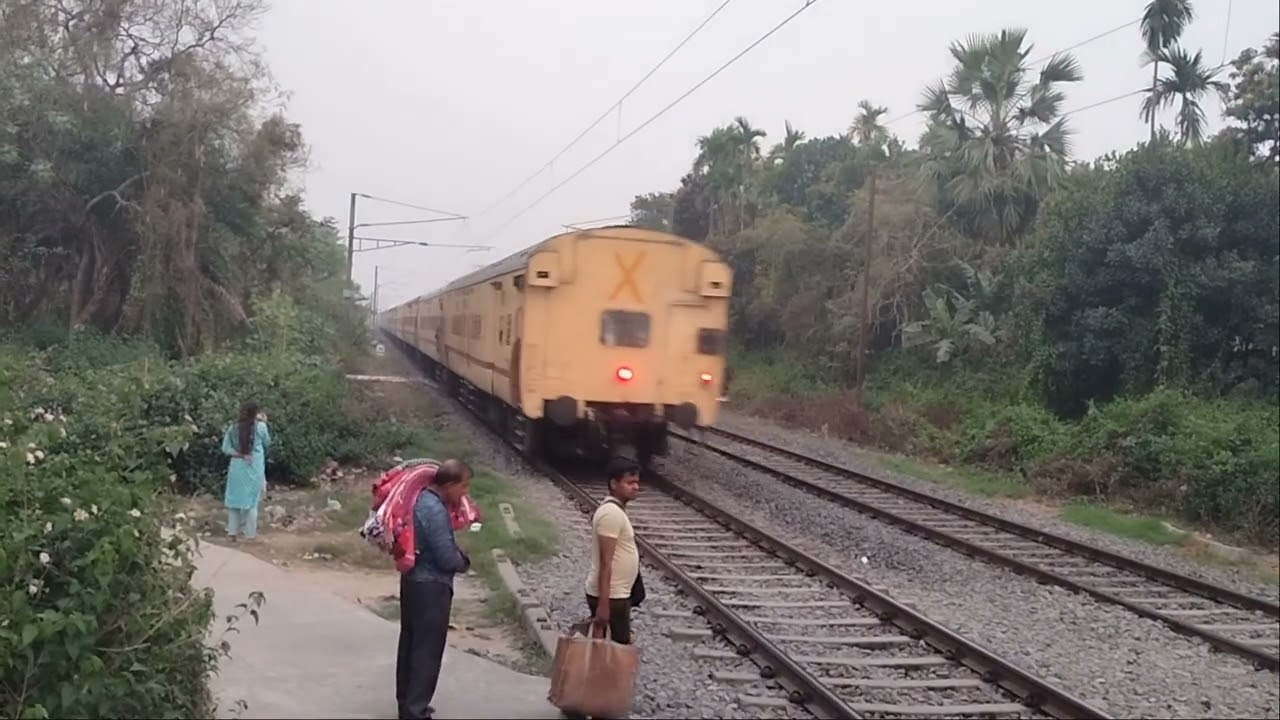 কাটোয়া শিয়ালদা গ্যালোপিং লোকাল ও হাওড়া আজিমগঞ্জ প্যাসেঞ্জার বলাকর স্টেশন পার করছে 