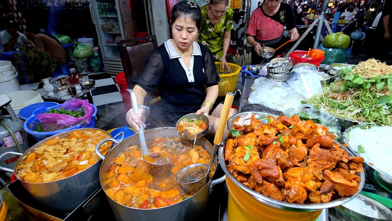 Quá độc đáo chị XINH ĐẸP 7 BÚN RIÊU suôt 30 năm DUY TRÌ nồi bún ĐẸP MẮT NHẤT, NGON cũng bậc NHẤT SG