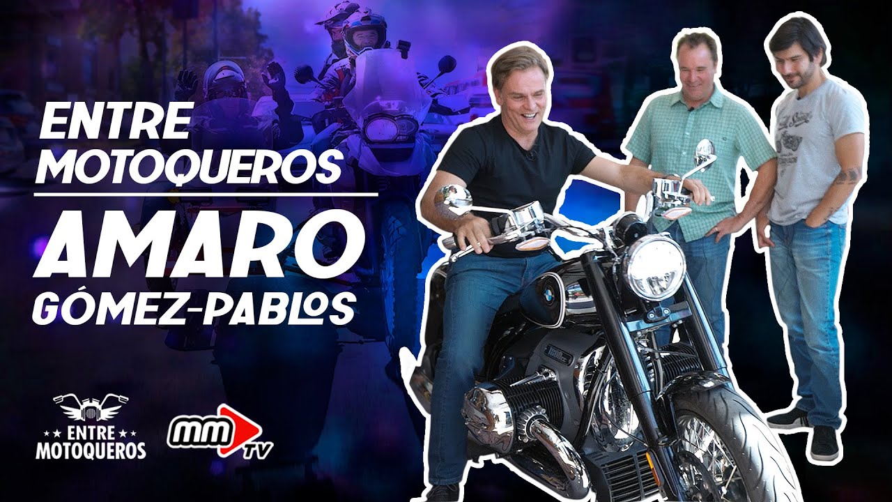 AMARO GÓMEZ-PABLOS nos muestra la moto con la que viaja. JAVIER y TOMÁS en 