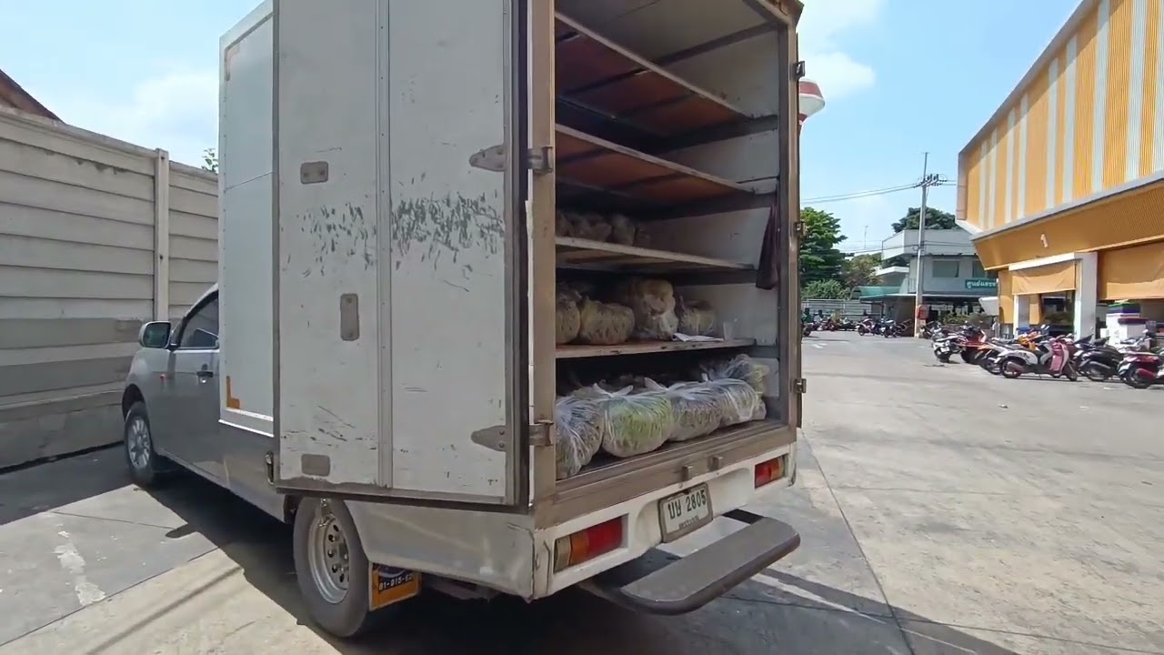 มาส่งผักครับตลาดสี่มุมเมือง