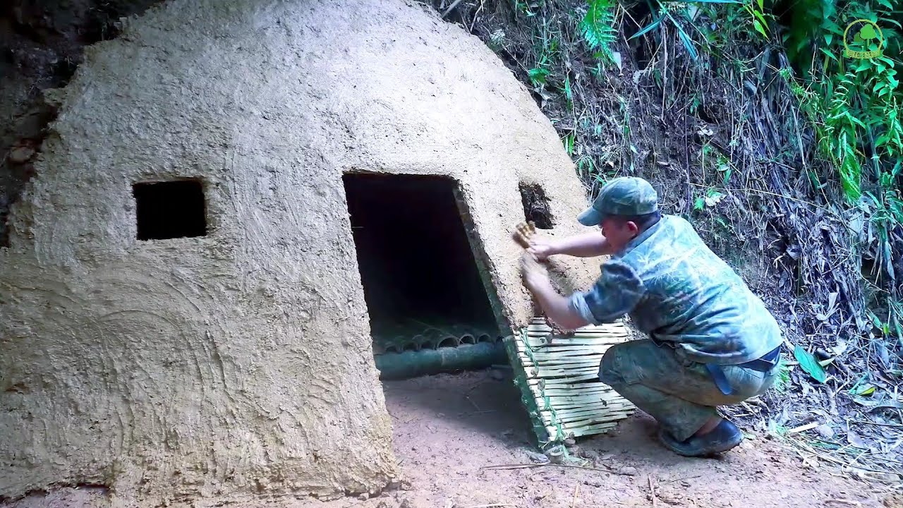 Camping_ Dig a hole in the ground, build a shelter, and cover it with bamboo for temporary shelter.