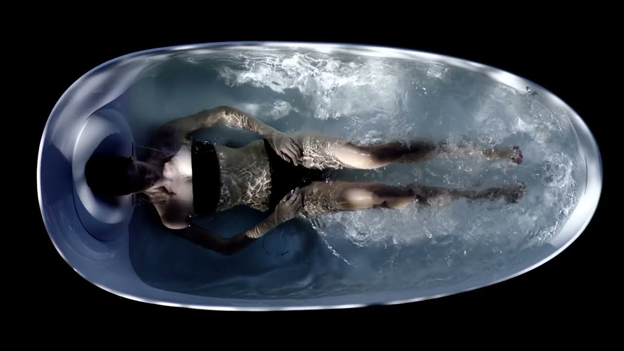 Relax weightlessly in the bathtub | The award-winning floating bathtub by TOTO