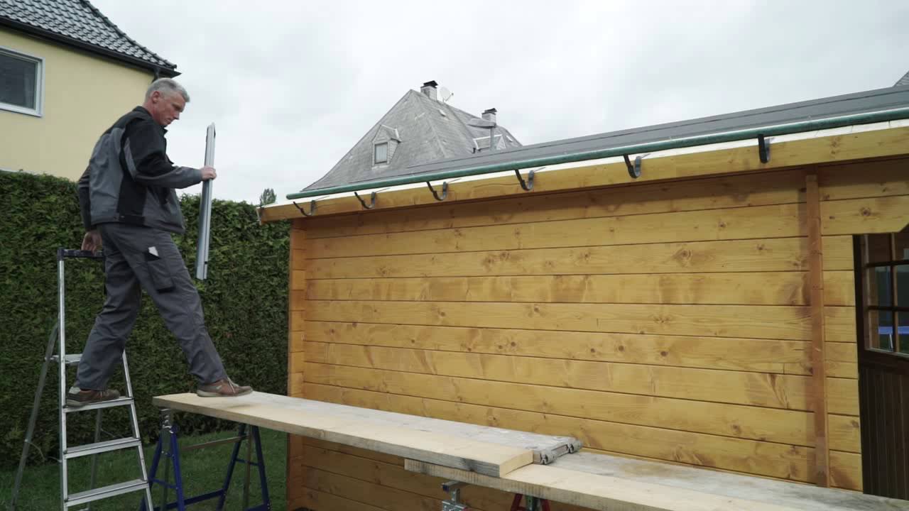 Dachrinnenmontage mit Rinnenträgern zum Biegen / Installation of halfround gutters