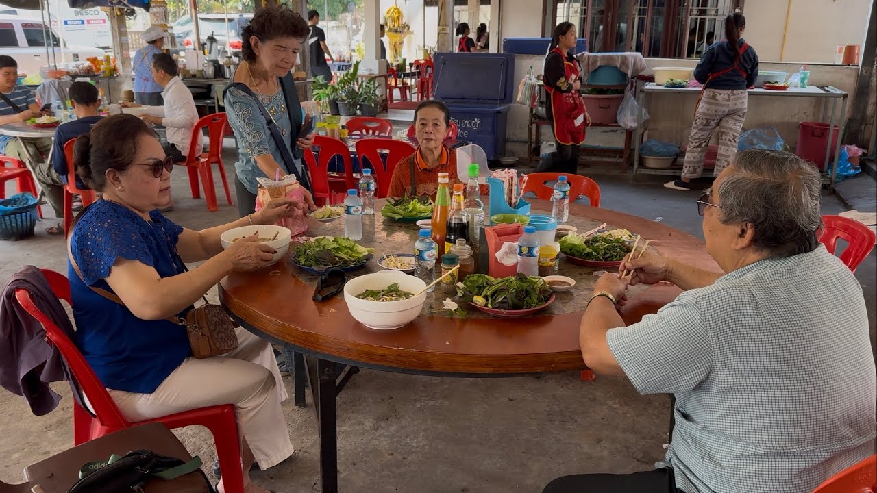 Mom younger sisters took her to go have a delicious Pho(ເຝີ) before heading back to USA.