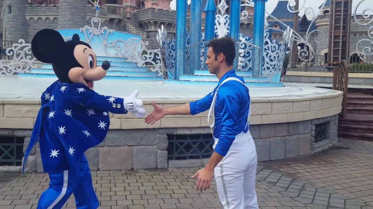 Mickey présente joyeux anniversaire Disneyland Paris
