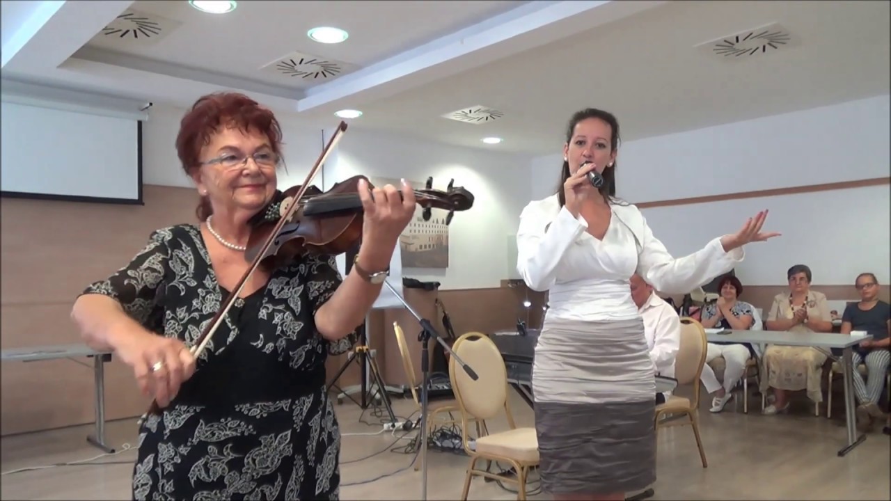 16. Hajnal Nikolett, a Zsűri tagja, köszöntje Nótacsokorral