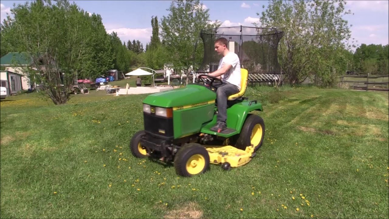 John Deere 425 Mowing