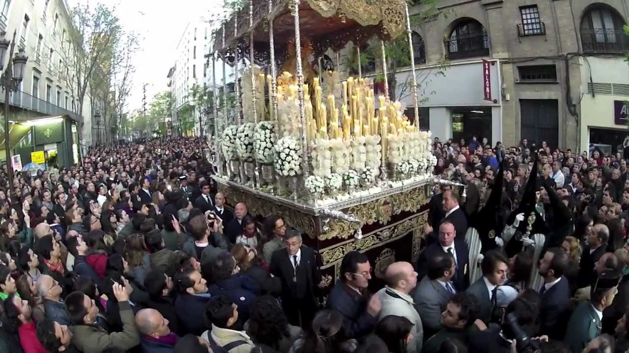 La Macarena pasando por la puerta de la Hermandad del Valle. 2012 HD