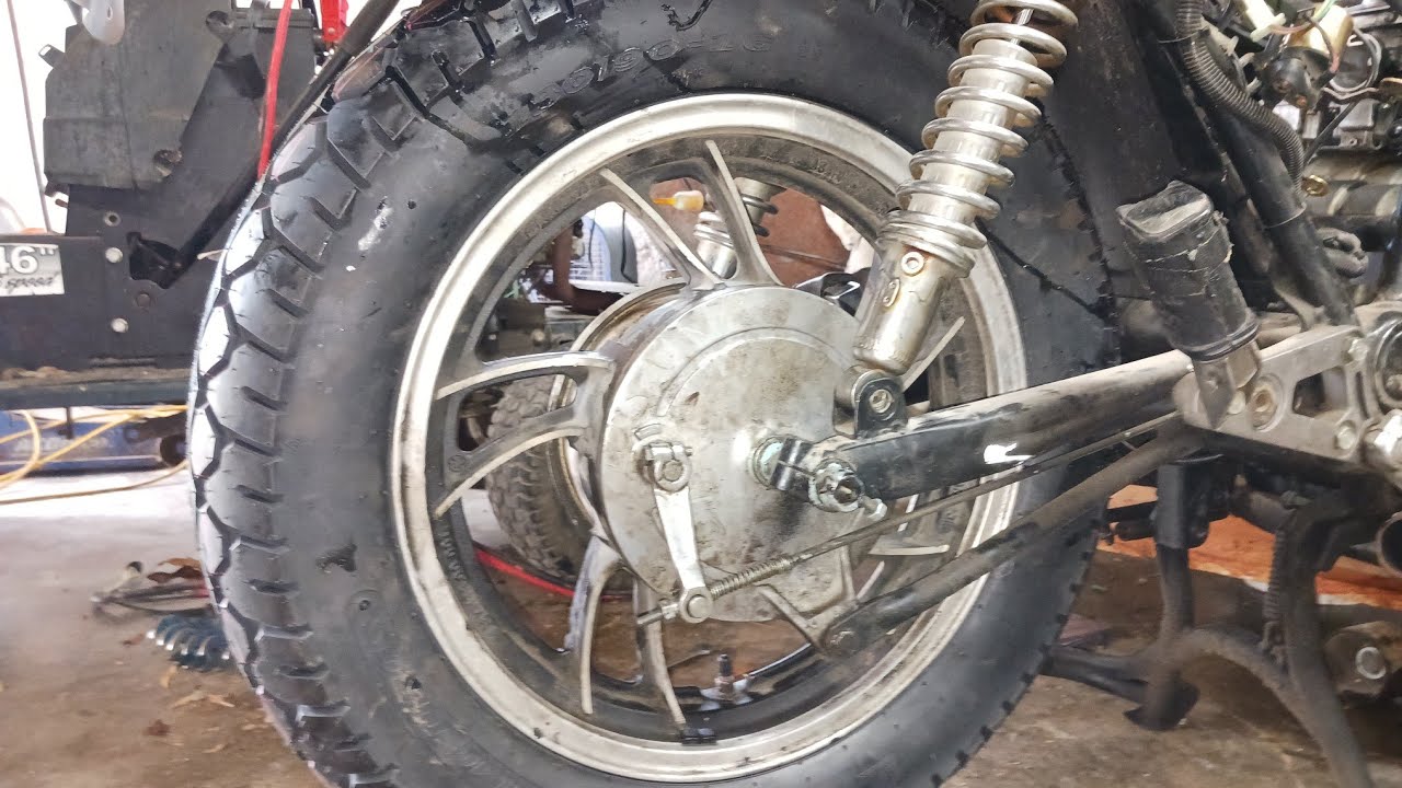 Rear re-assembly of vintage motorcycle (yamaha xj650) adjusting changing fixing drum brakes repair