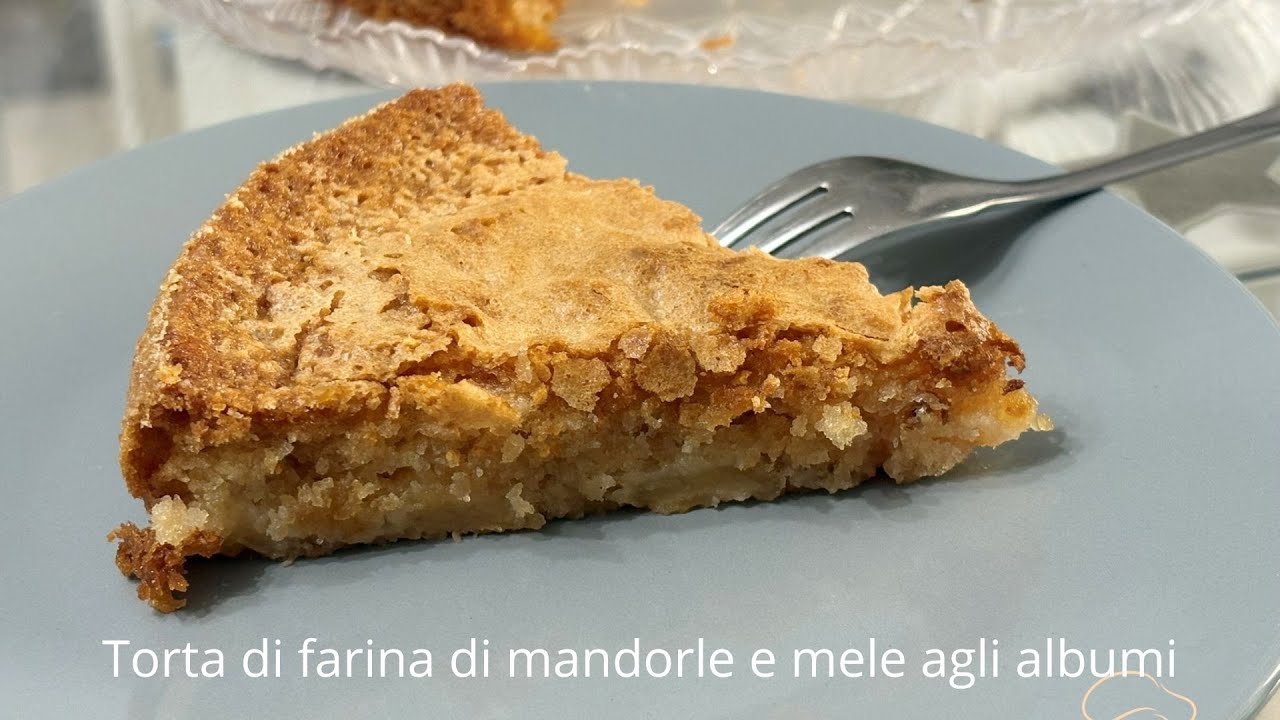 Torta di farina di mandorle e mele agli albumi
