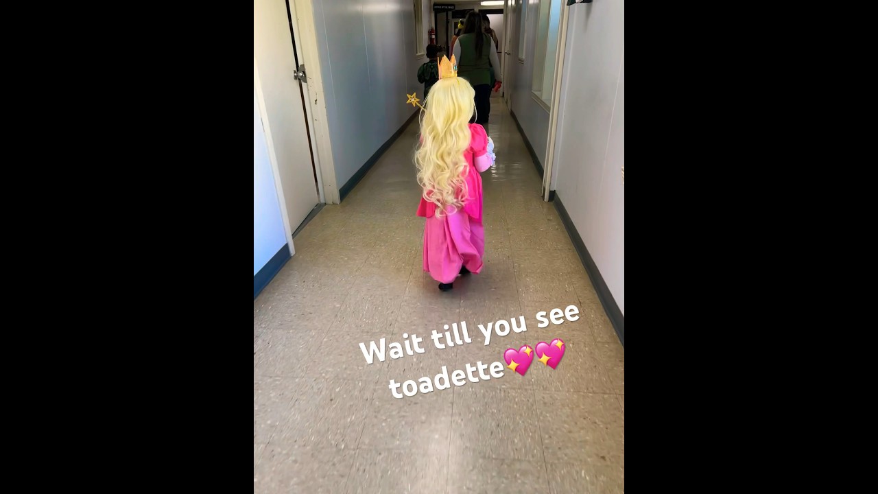 😱 Princess peach and toadette super Mario movie #viral #halloween #trickortreat #costumes #kids