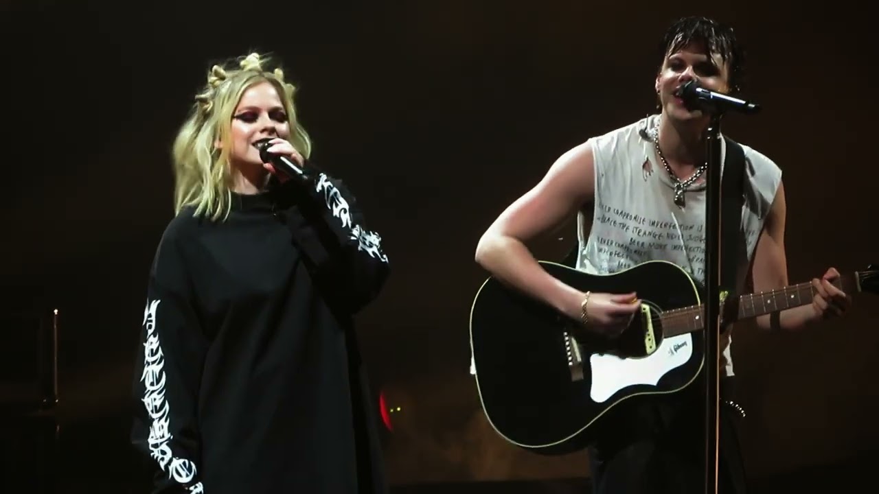 YUNGBLUD ft AVRIL LAVIGNE - I'm a Mess live in Paris 2023 (Zenith)
