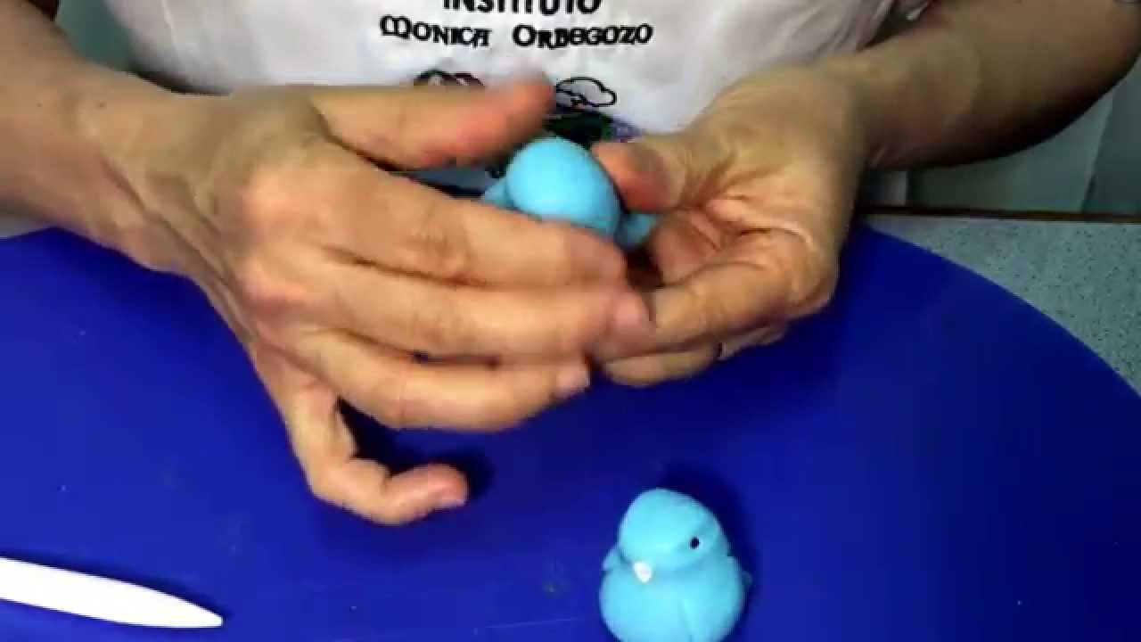 Pajarito modelado a mano. Porcelana fría. Masa flexible. Gum paste.polymer clay