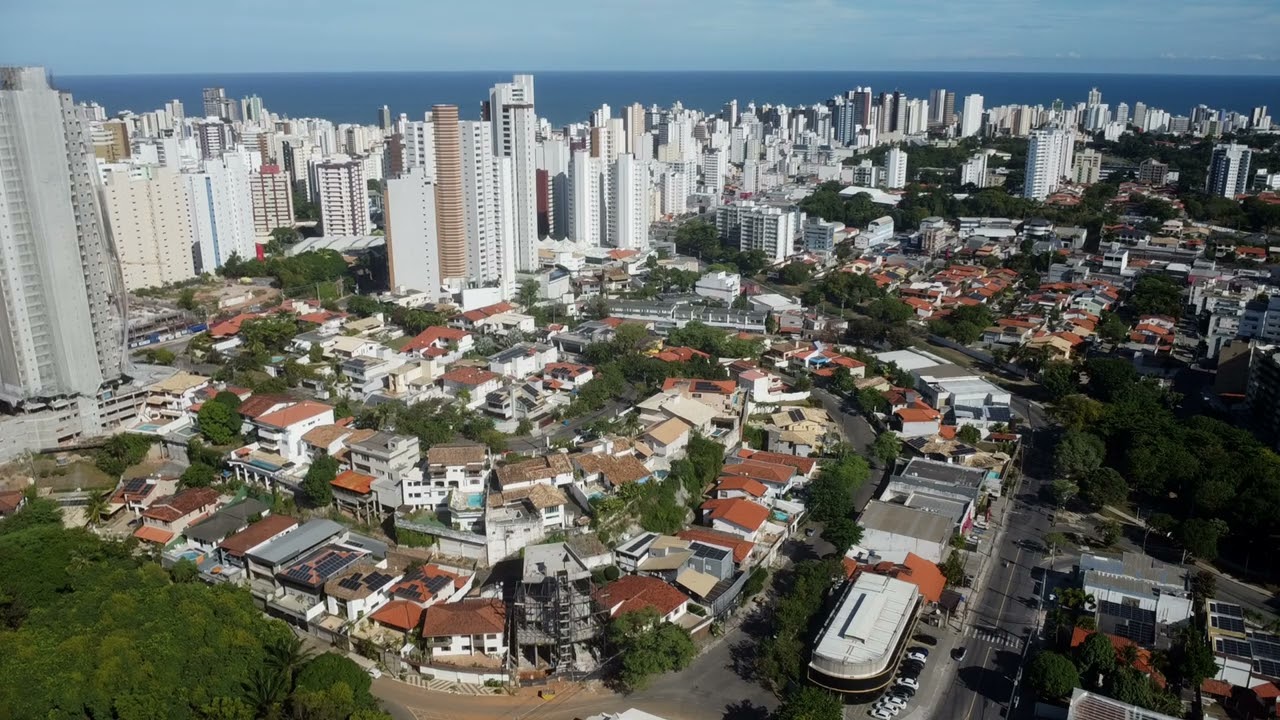 Caminho das Árvores visto do alto: tranquilidade, Salvador Shopping e Casa do Comércio vistos