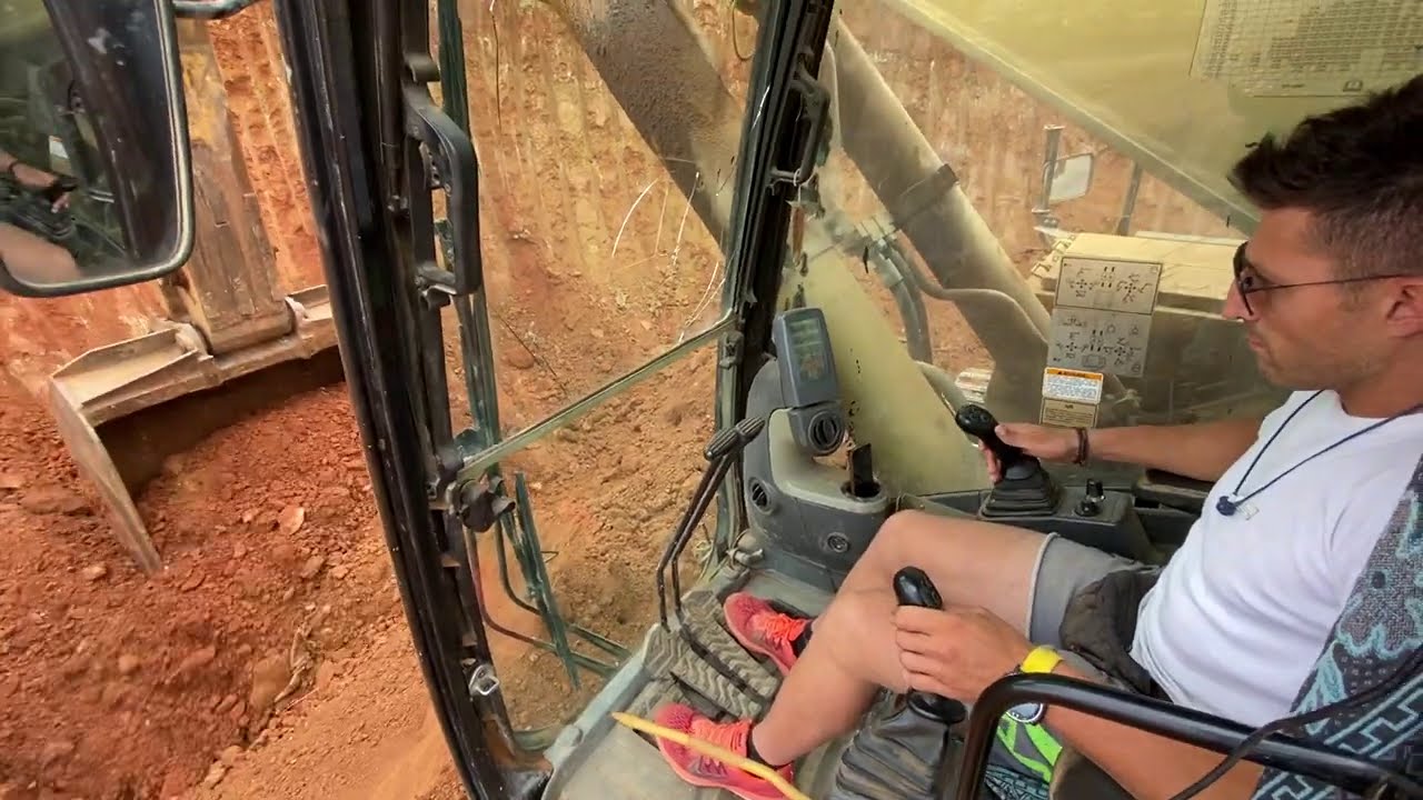 Caterpillar 385C Excavator - How The Operator Works