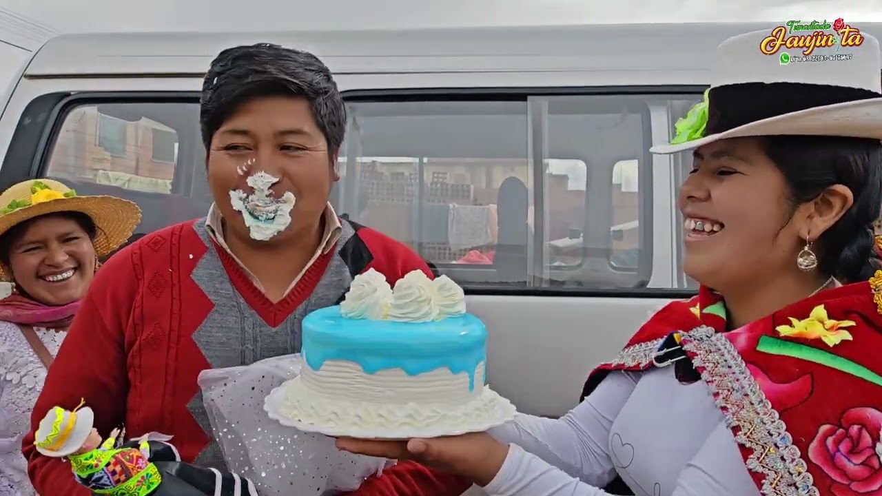 Muchas felicidades madrina con mucho cariño de parte de tus ahijados. 