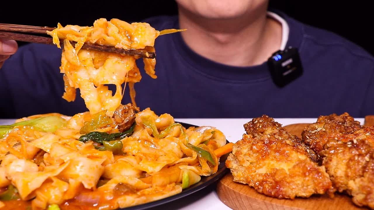 什么是神仙搭配！牛肉炒刀削+韩式双拼炸鸡永远不会出错！
