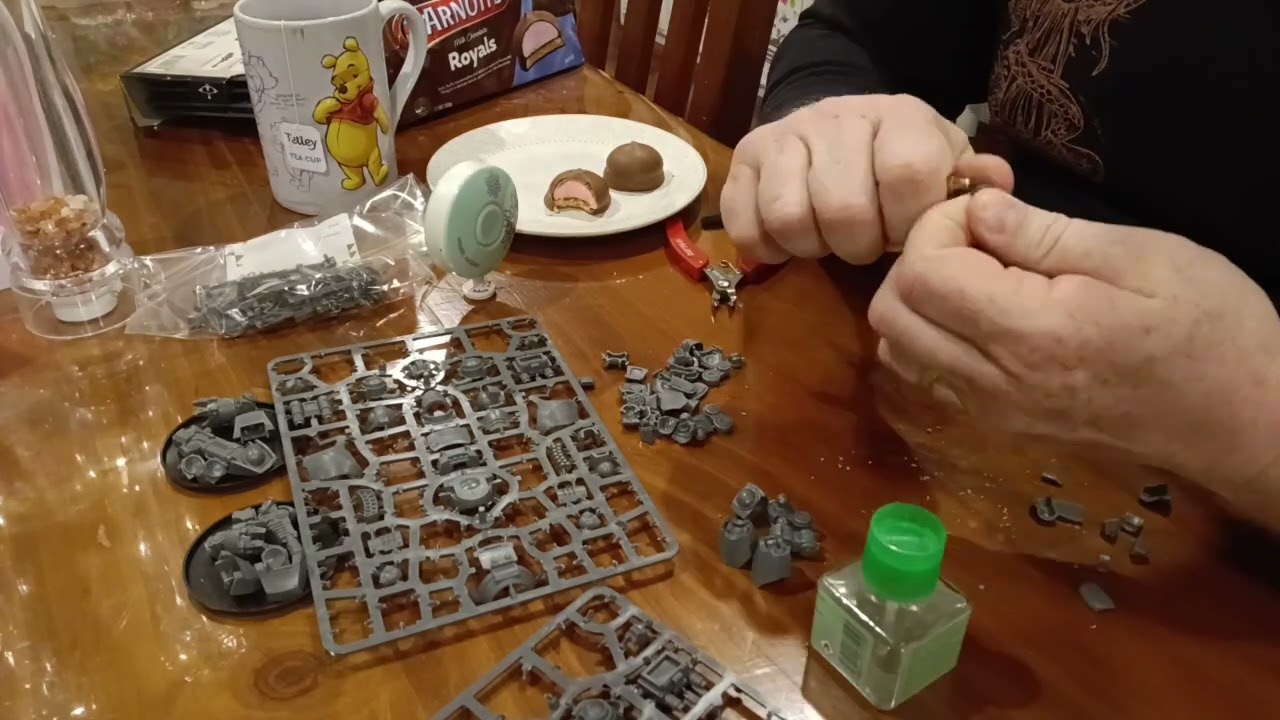 Horus Heresy, Ultramarines from Scratch, pt 135.5 3 hours of build in twenty min with music.