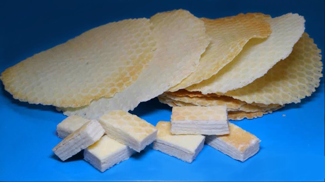 Fogli friabili e croccanti di wafer senza uova con  ganache montata alla vaniglia.