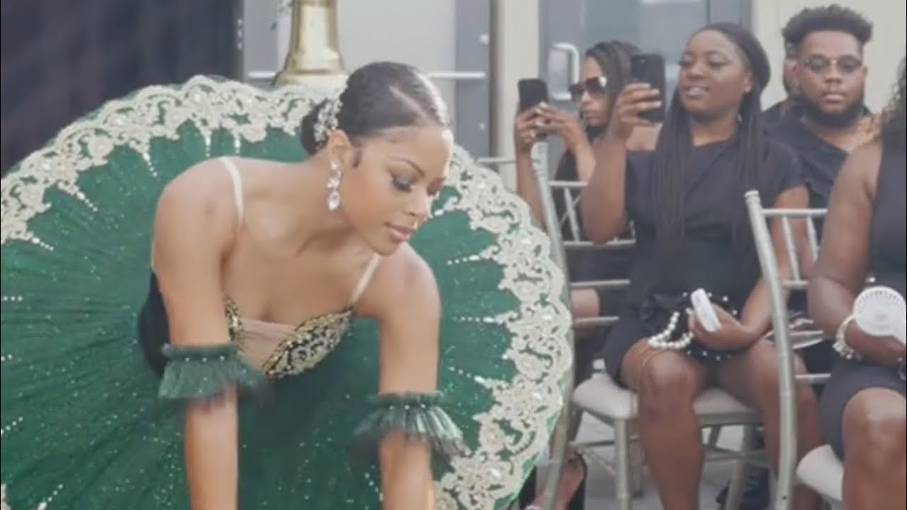 Flowerina Performance | Luxury Hunter Green Wedding Ceremony at  Ventanas ATL💚🩰