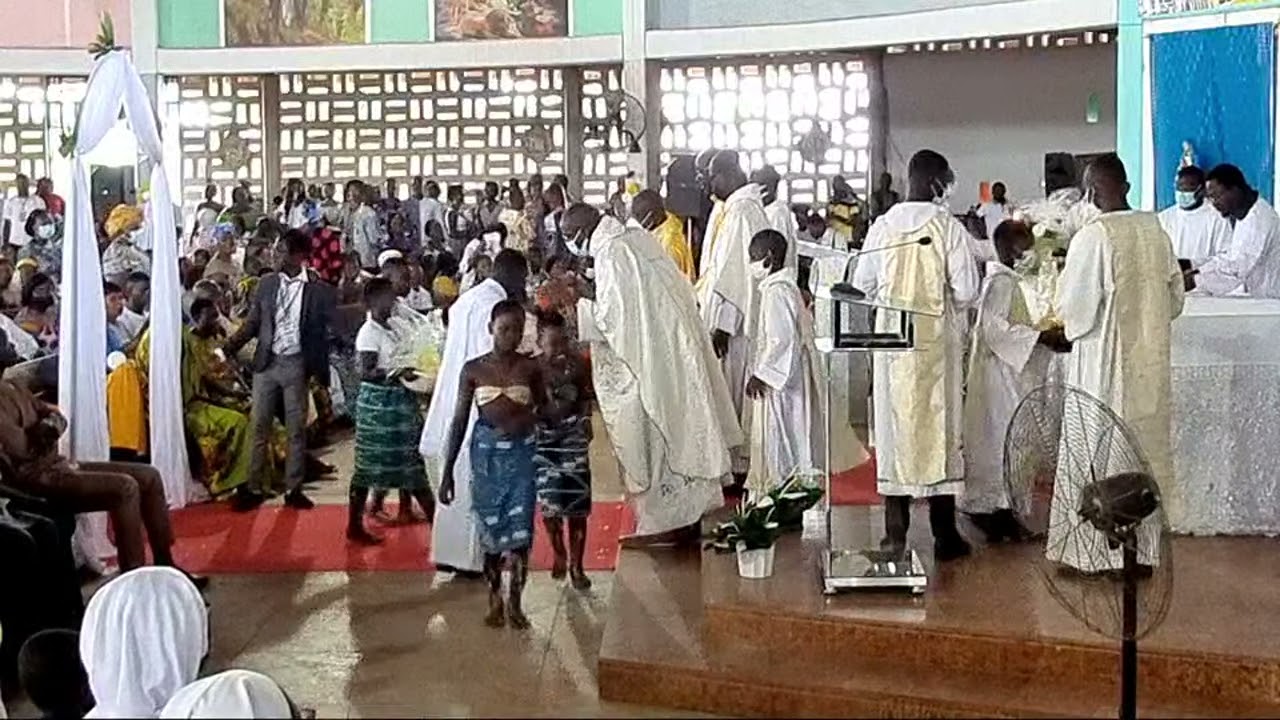 Temps fort 1:24:14 - 1:29:14 de Messe Du Dimanche 20 Fevrier 22 P St Jean D'Aboisso