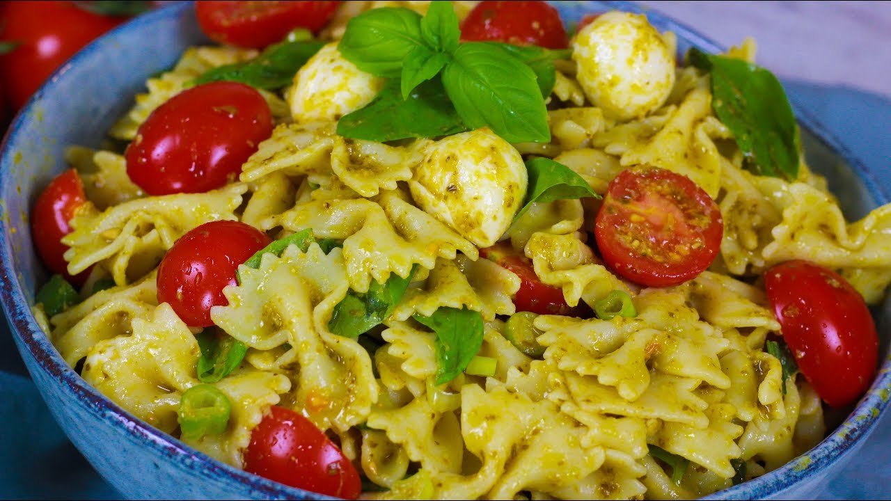 Nudelsalat mit Tomaten Mozzarella und Pesto - Nudelsalat Caprese I Grillbeilage