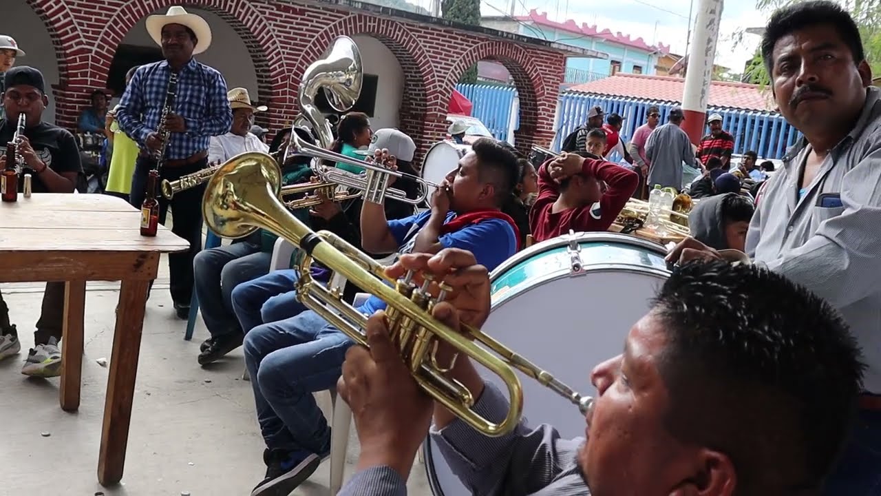 😱ME PONGO DE PIE CON ESTA BANDA DE CAHUATACHE GRO😱- los instrumentos se tocan con MUCHA NOSTALGUIA