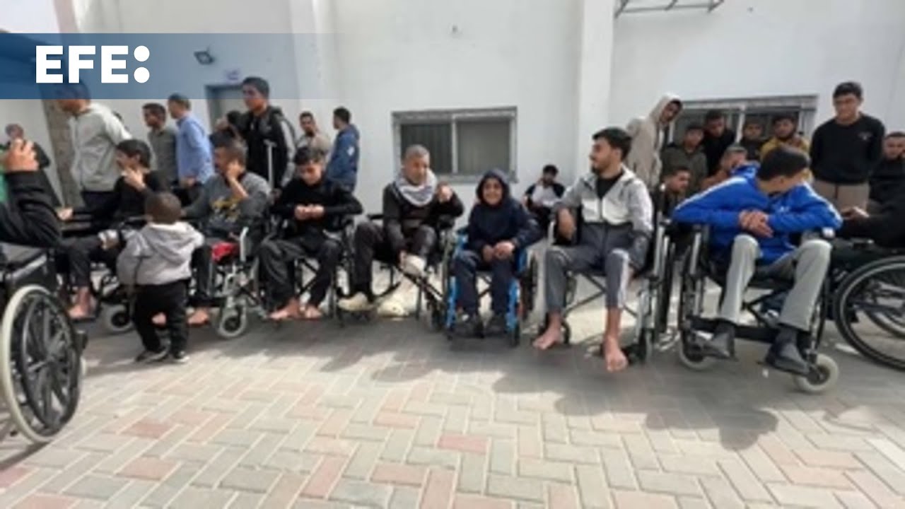 Cinco pacientes y diez acompañantes gazatíes llegan a Egipto a través del cruce de Rafah