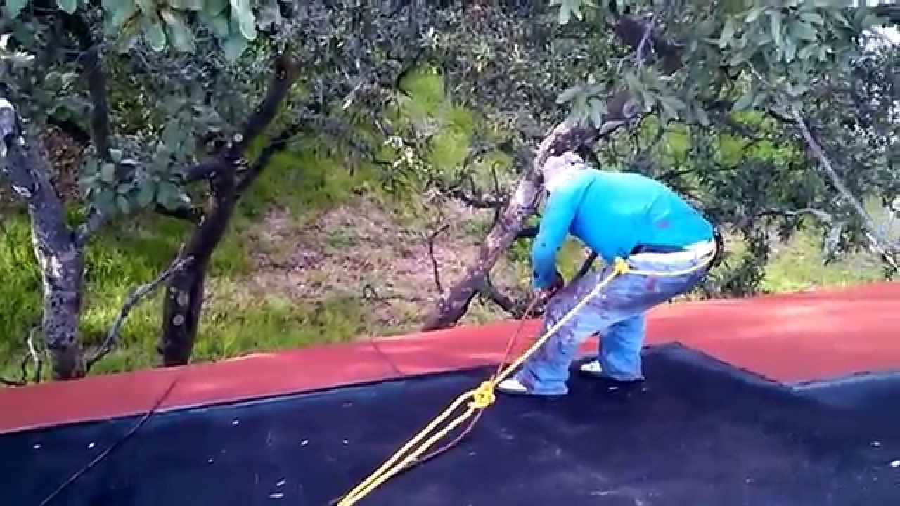 Impermeabilización de techo de madera con rollo.