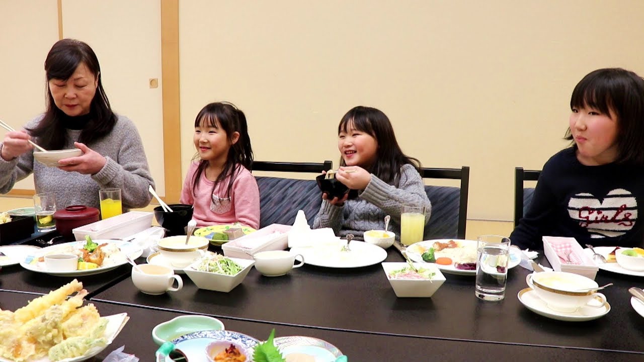 ランチ中にばあちゃん乱入で唖然の後の興奮三姉妹