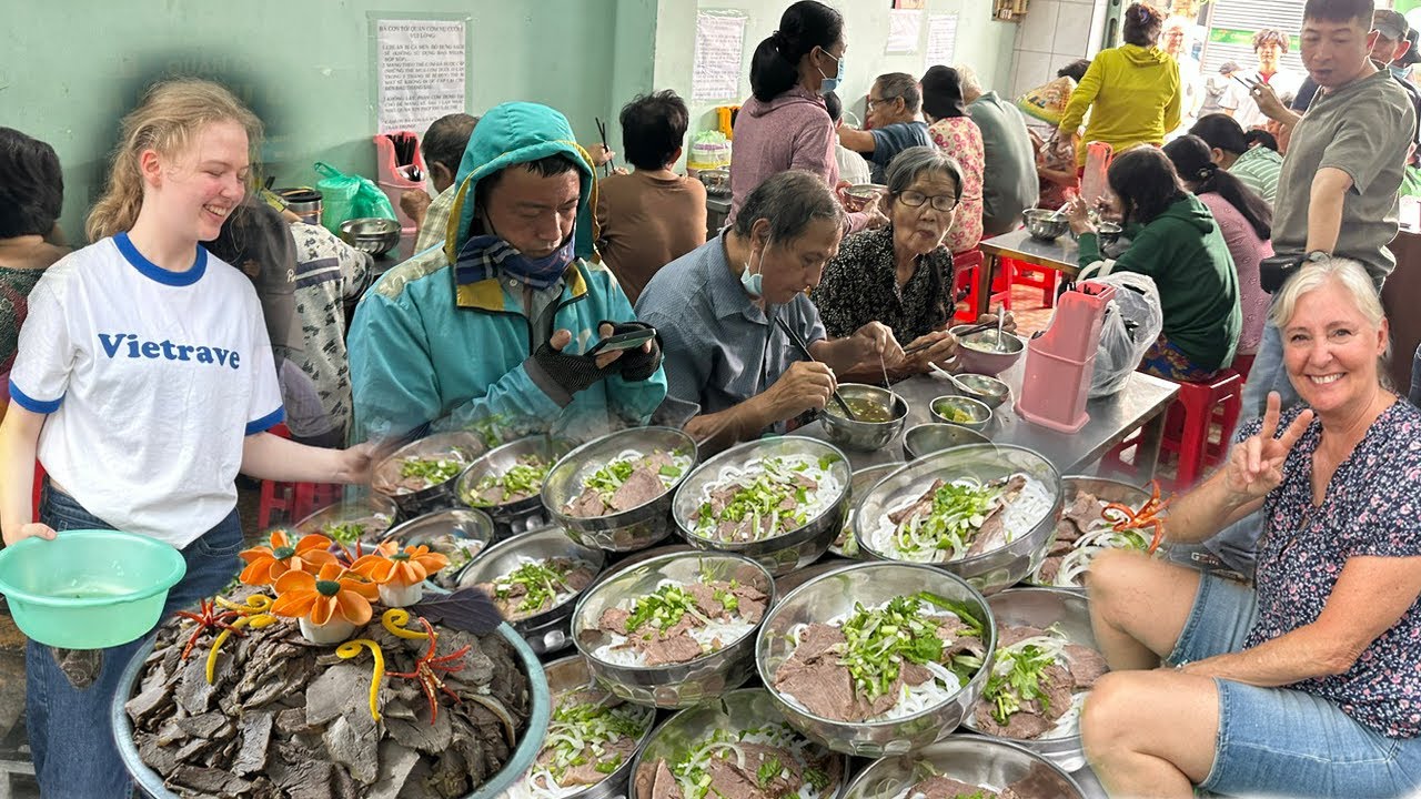 Quán Bún Bò chỉ 2.000đ đầy thịt Khách Tây ghé làm tình nguyện viên bà con xếp hàng dài dưới nắng gắt