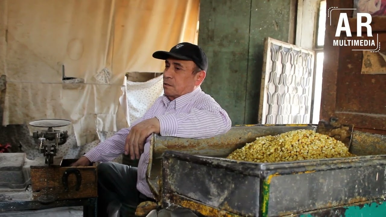 El molino de nixtamal-oficios que siguen de pie.