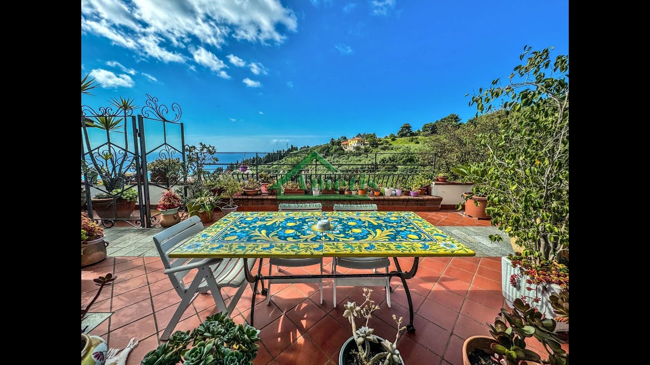V70 Villa con piscina e vista mare mozzafiato immersa in un vasto terreno di circa 2600mq a Imperia