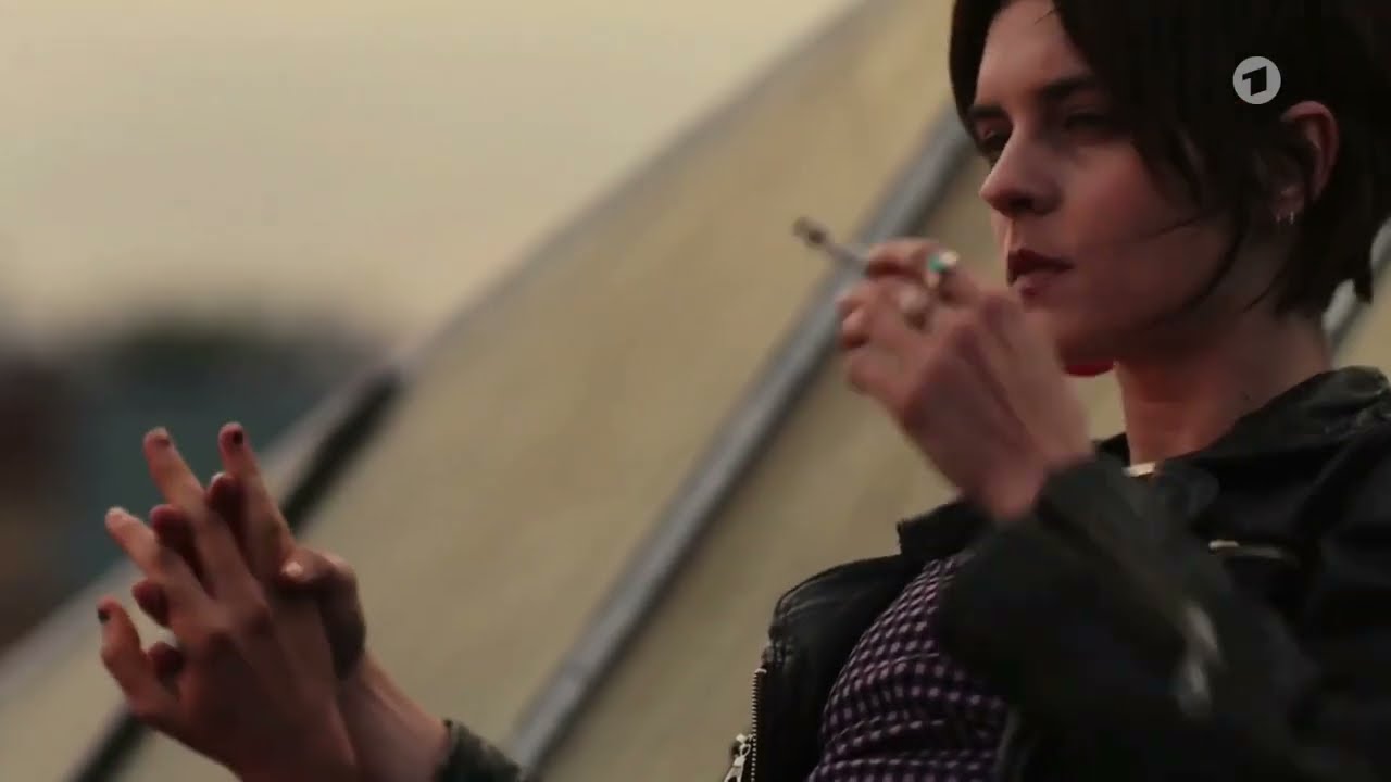 Nadja Uhl Vanessa Loibl Henriette Hölzel Caroline Cousin smoking cigarette 🚬
