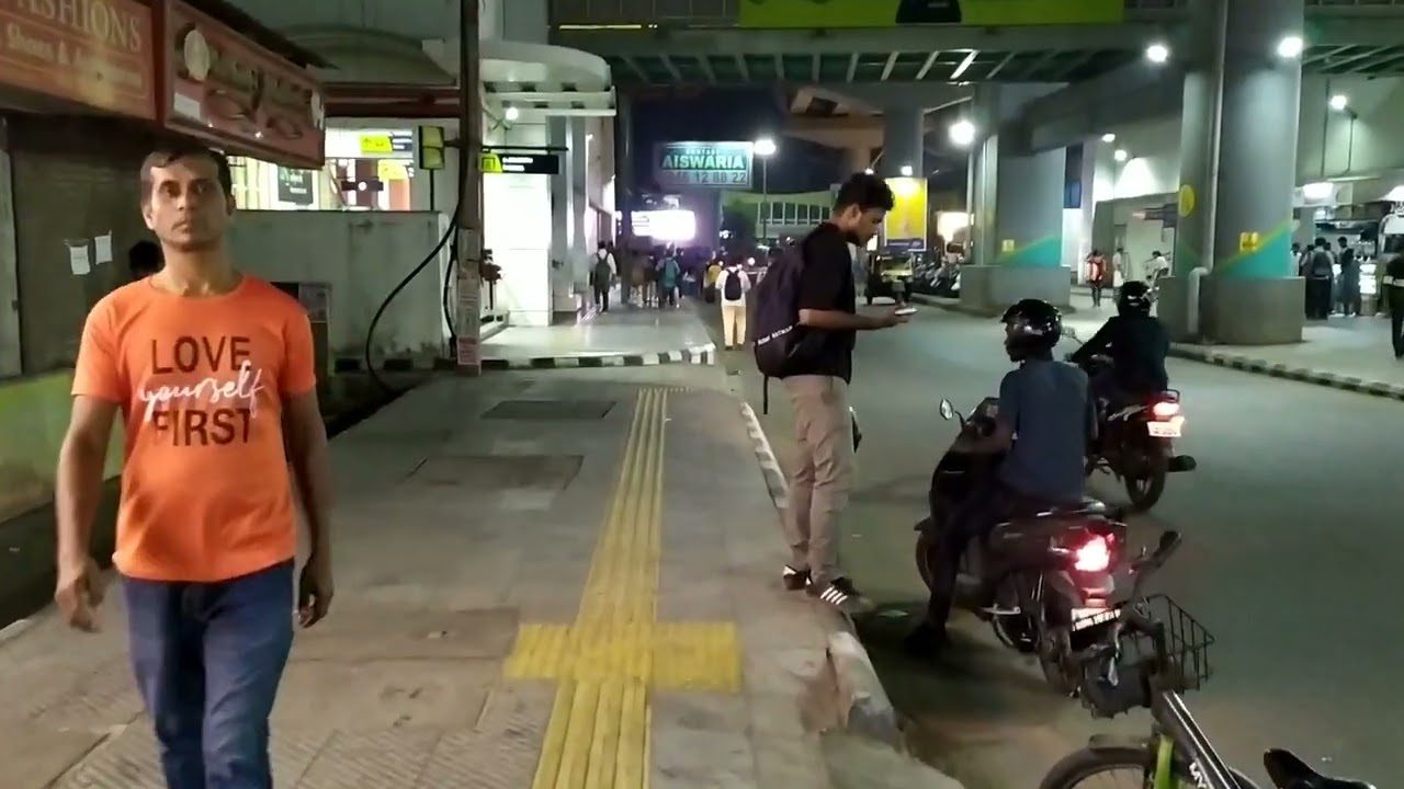 Night walk in Ernakulam junction railway station/walking tour India