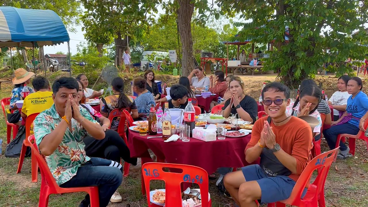 ทีมงานและพี่น้องในหมู่บ้าน รวมตัวกันต้อนรับคุณนิโคล