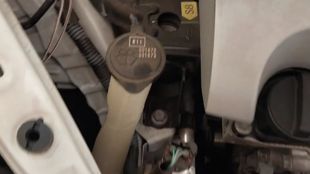 Como colocar água no relatório do parabrisa do Yaris. 