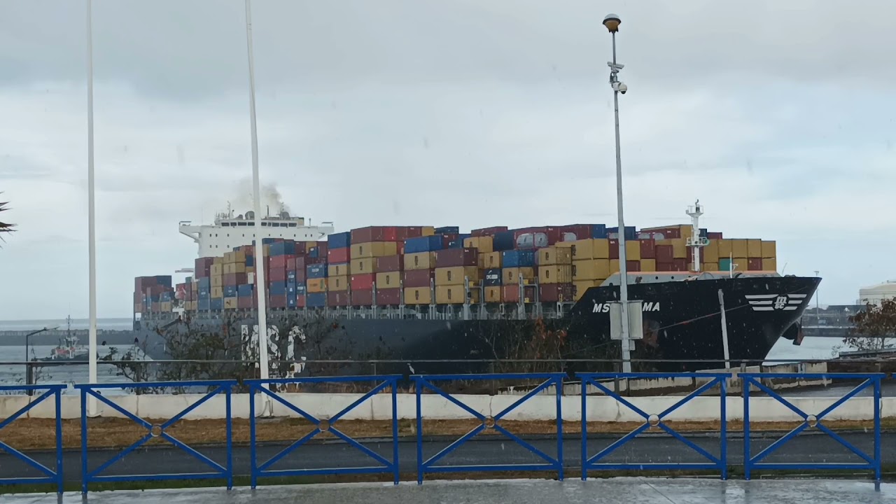 MSC Roma docking operation at Port Reunion