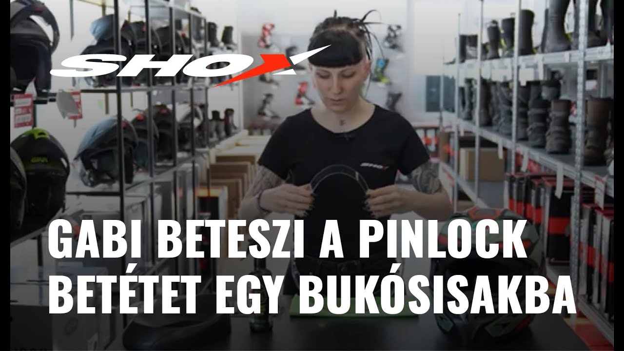 Gabi beteszi a páramentesítő Pinlock betétet egy bukósisakba