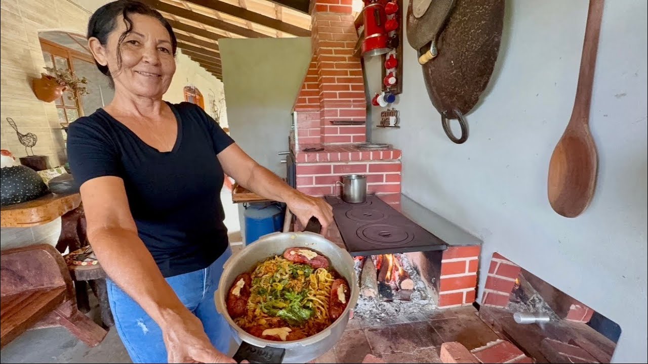 Dona Helena fez um delicioso macarrão falso feito no fogão a lenha e aprovado por todos…