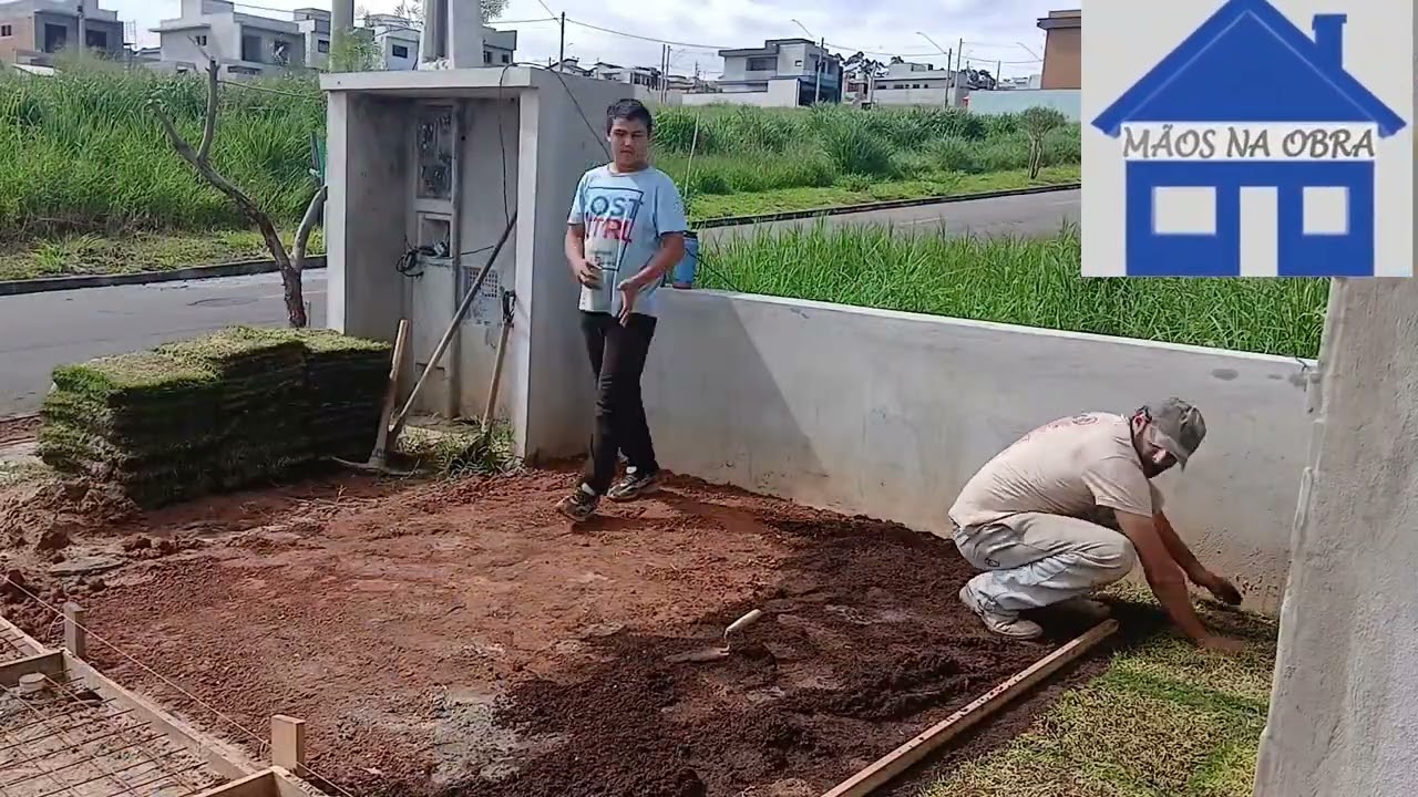 Plantando a grama da obra 